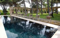 Romanesque cloister adorns the Mas del Vent swimming pool