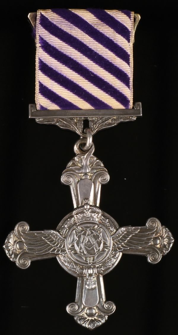 Distinguished-Flying-Cross-given-to-Pilo