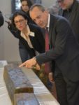 Mechthild Neyses-Eiden explains to Culture Minister Konrad Wolf how the preserved wood was used for dating. Photo by Th. Zühmer.