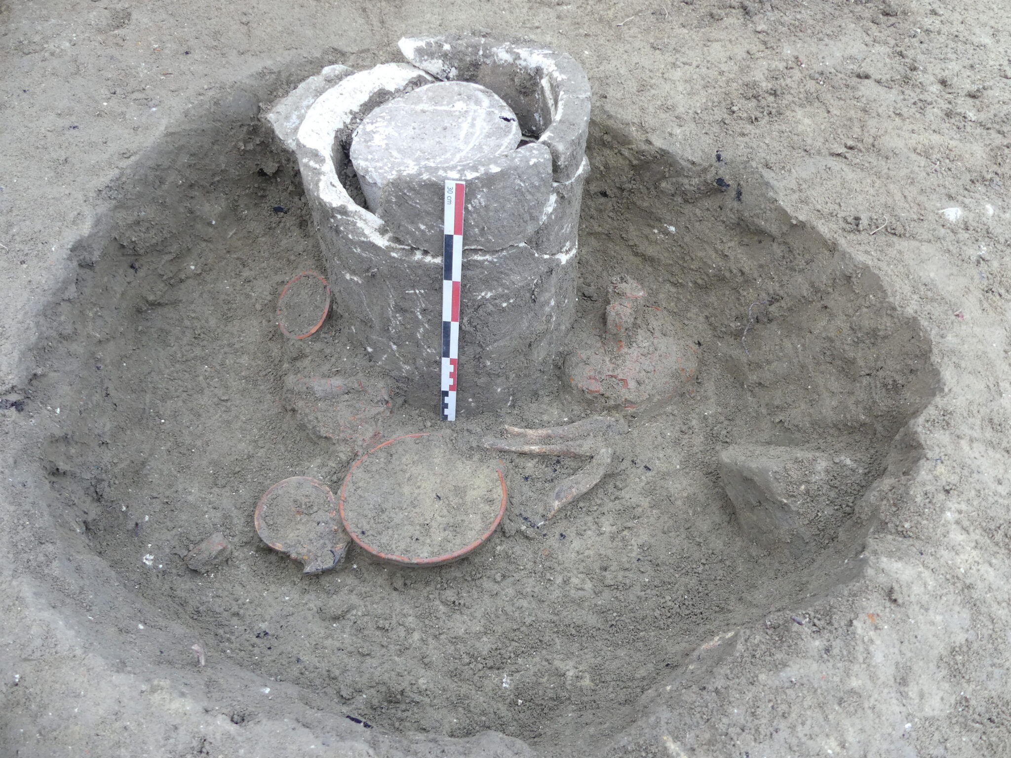 Urn-in-urn cremation burial found in France