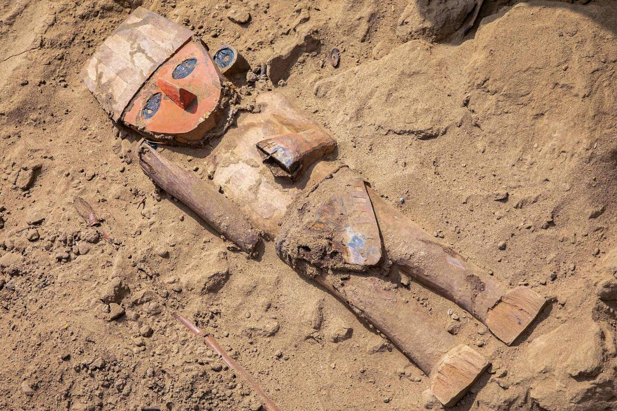 Chimú wooden litter bearer found in Peru