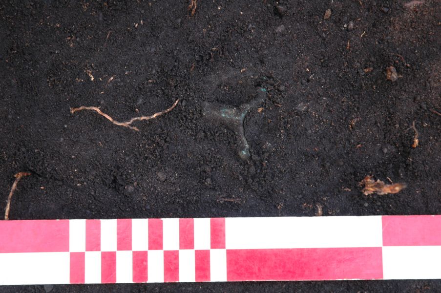 Cremation grave found under uniquely robust burial mound