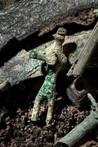 Anthropomorphic pendant in bronze. Photo courtesy the Roman National Museum.