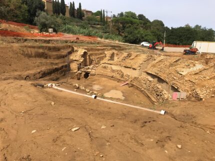 Cavea of the amphitheater emerges. Photo courtesy Soprintendenza Archeologia, Belle Arti e Paesaggio per le province di Pisa e Livorno.
