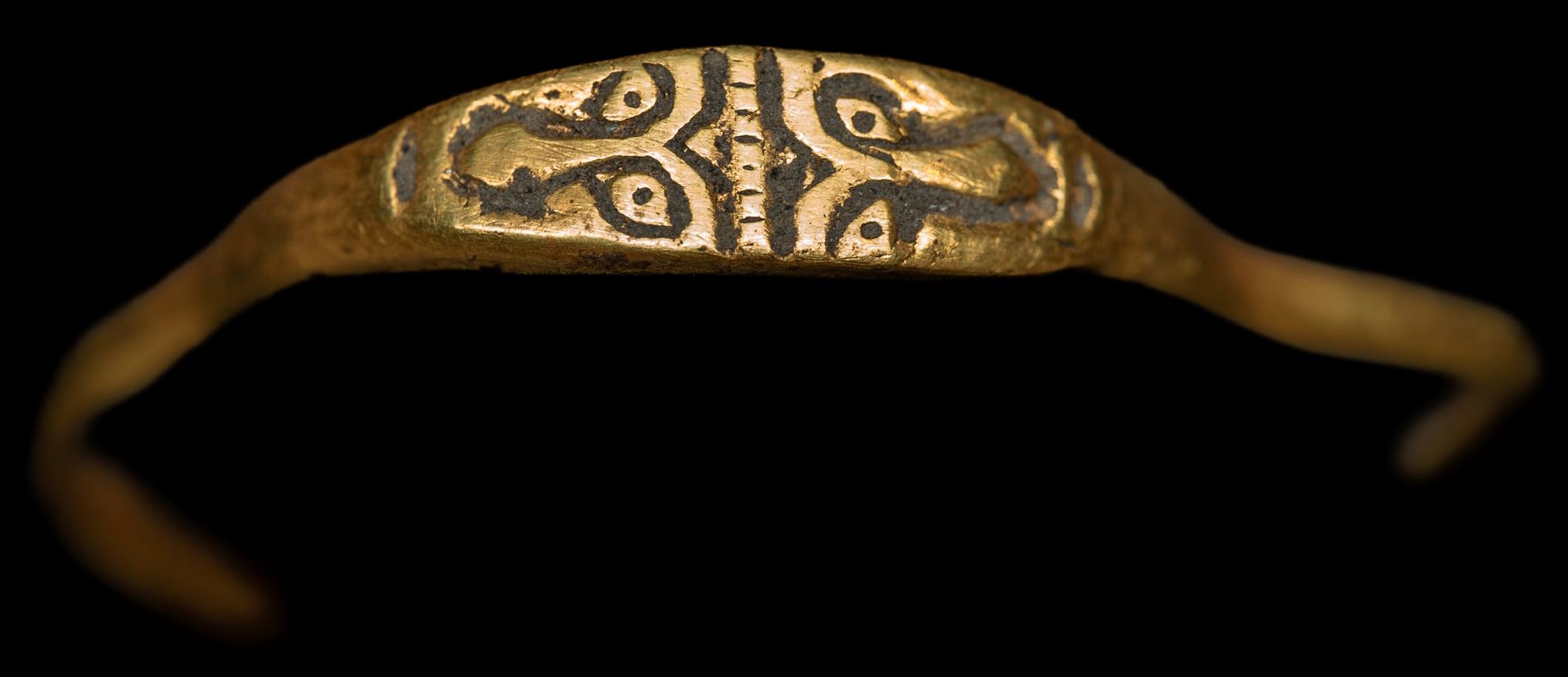 Unique two-faced gold ring found in Kraków