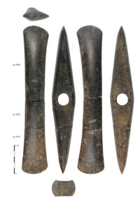 Double-headed ax of a very rare type found in the center of enclosure 5278. Its central position and its sacrifice (broken and burned) suggest votive gestures. Photo courtesy INRAP.