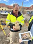 Dr. Andreas Thiel from LAD with the stone figure Photo courtesy LAD by G. Dakmaz.