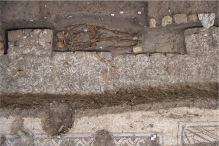Double burial outside the perimeter wall of the church between two buttresses. Photo courtesy ABAP Superintendency for the provinces of Padua, Treviso and Belluno.