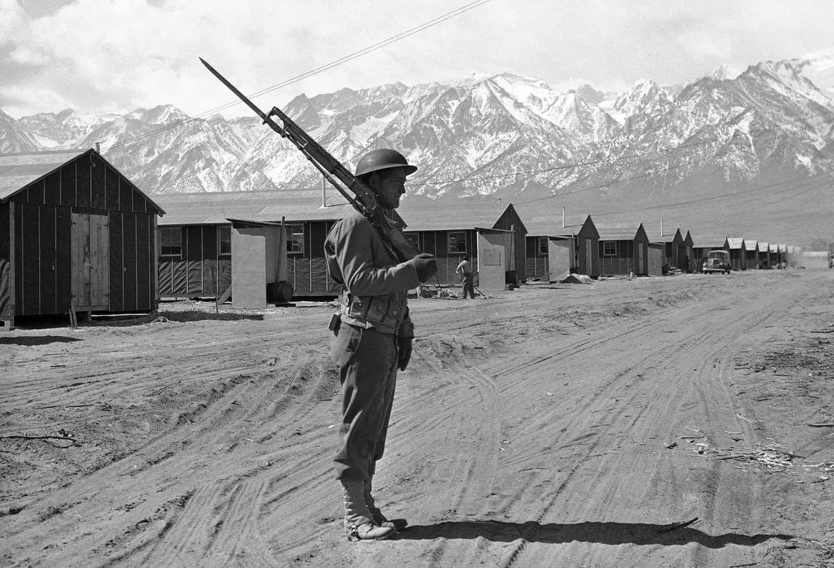 http://www.thehistoryblog.com/wp-content/uploads/2012/11/American-soldier-guards-Japanese-internment-camp-at-Tule-Lake-CA.jpg
