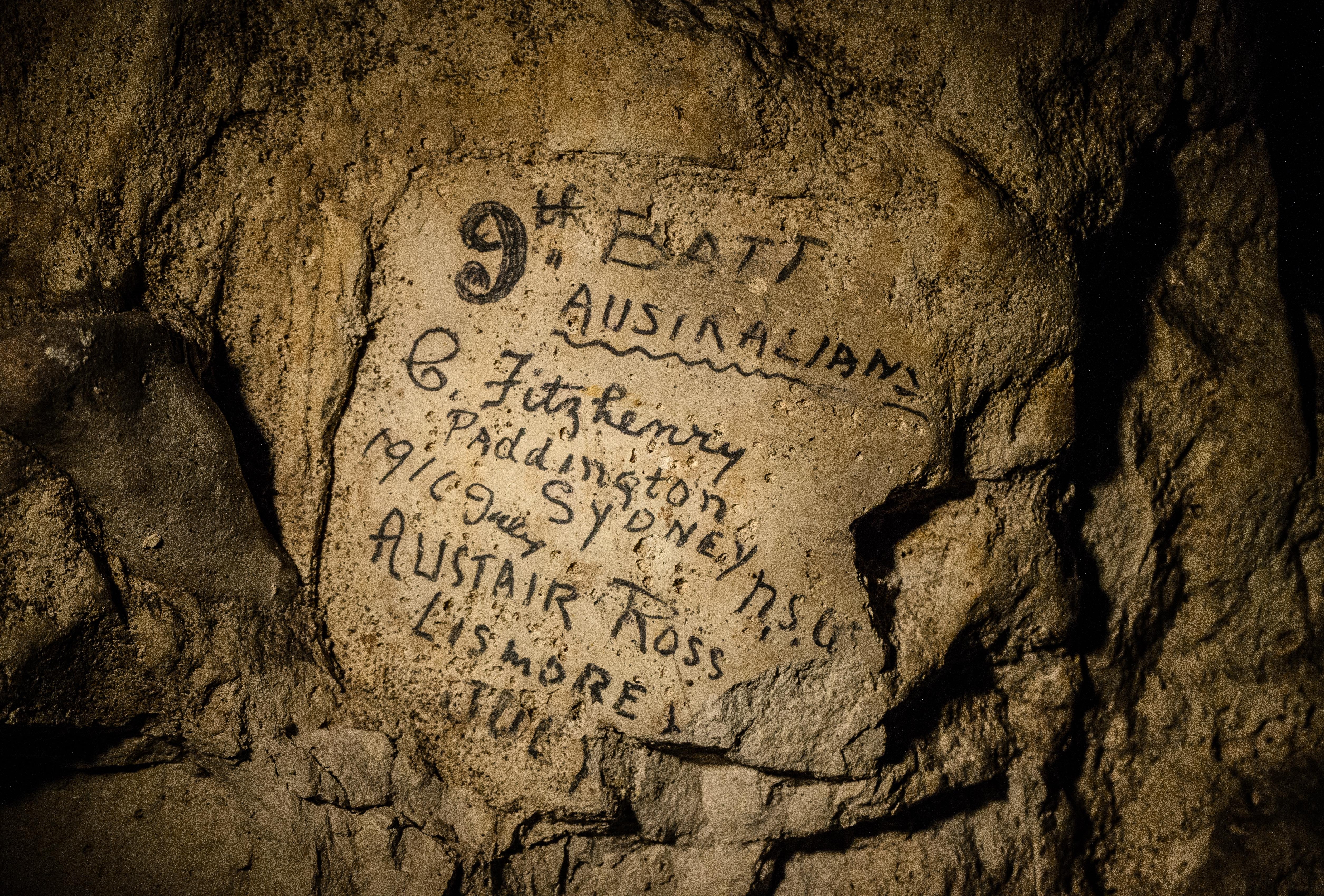 Древних стен песня. Надписи на стенах пещер. Письмена в пещерах. Наскальные надписи. Письмена и на скалах.