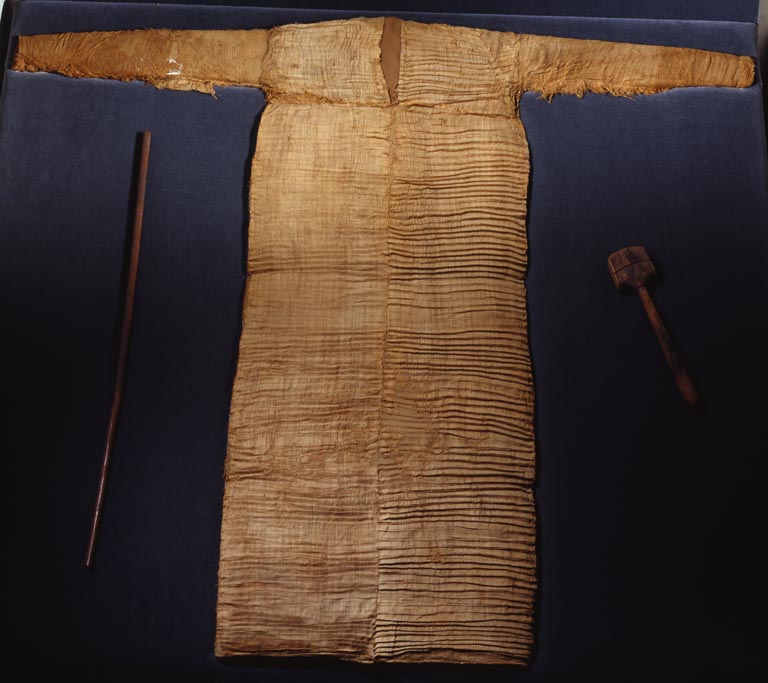 Одежда в древние времена. Льняная рубаха из гробницы Тутанхамона. Льняные ткани древнего Египта. Древняя Египетская ткань льняная. Льняная одежда в древнем Египте.