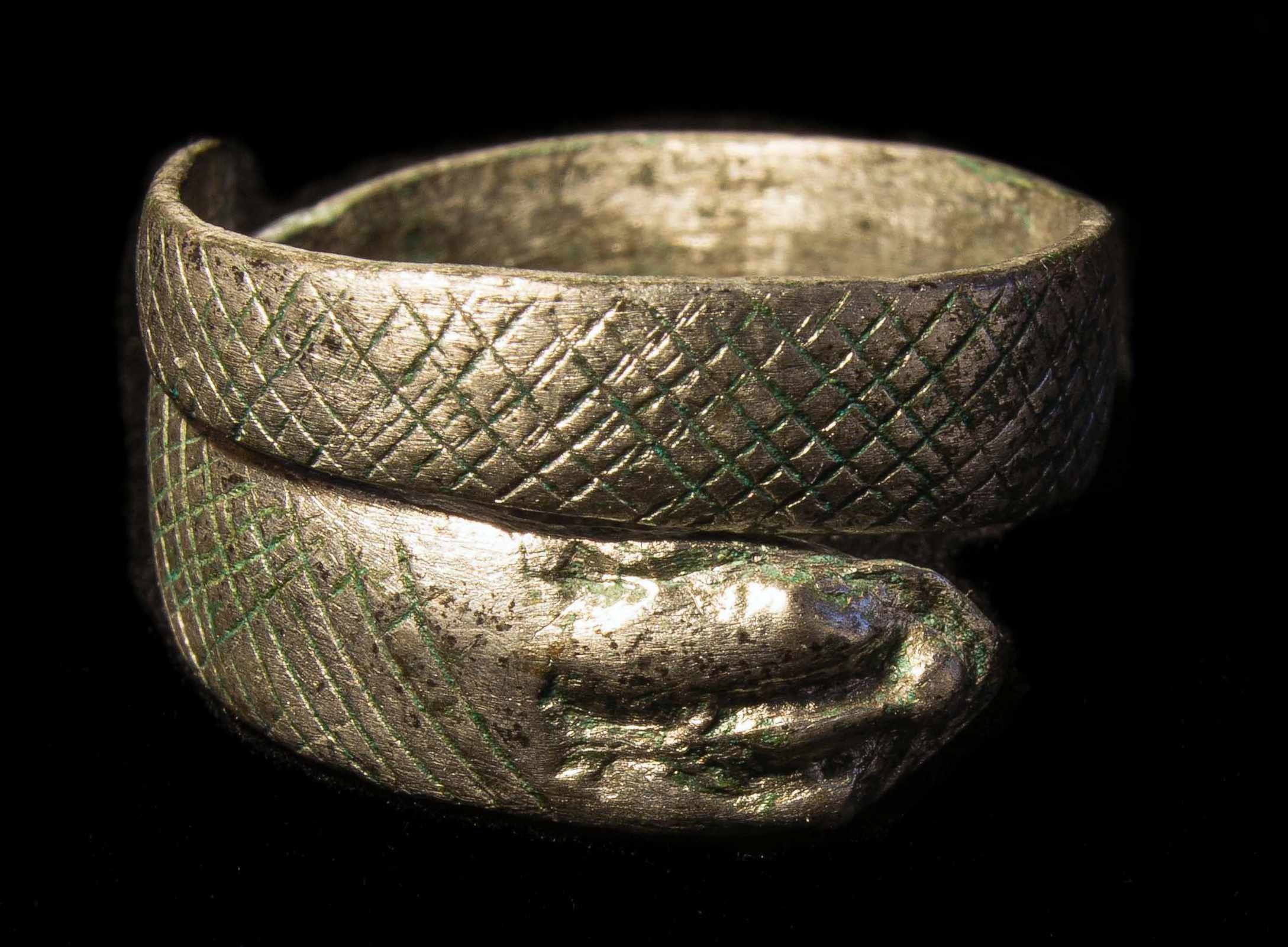 Самое древнее кольцо. Древние кольца. Древнеримские браслеты. Древние перстни. Древние римские кольца.