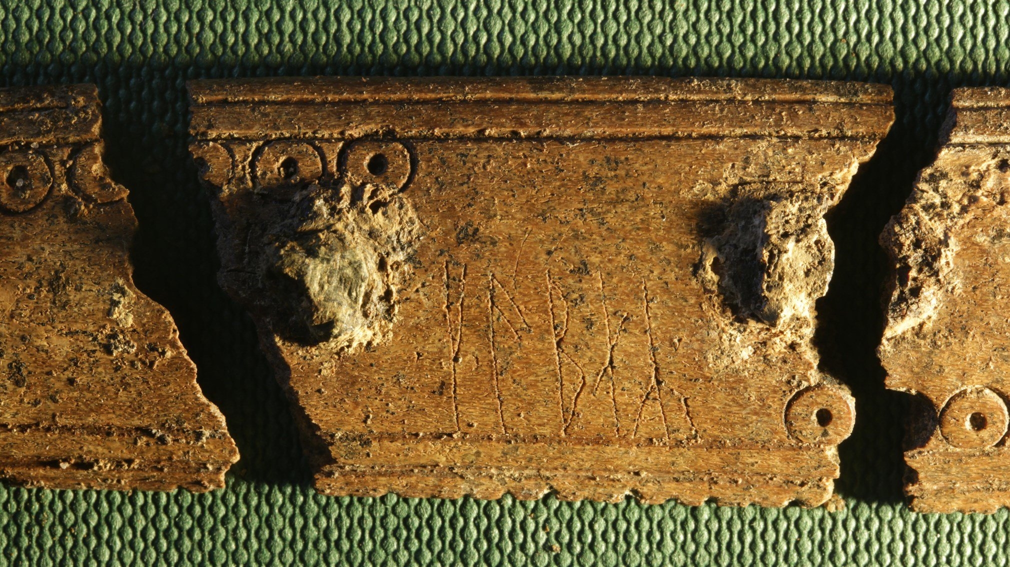 Самый древний по возрасту. Находки с рунами. Древнейшие рунические надписи в Дании. Старинные рунические артефакты.