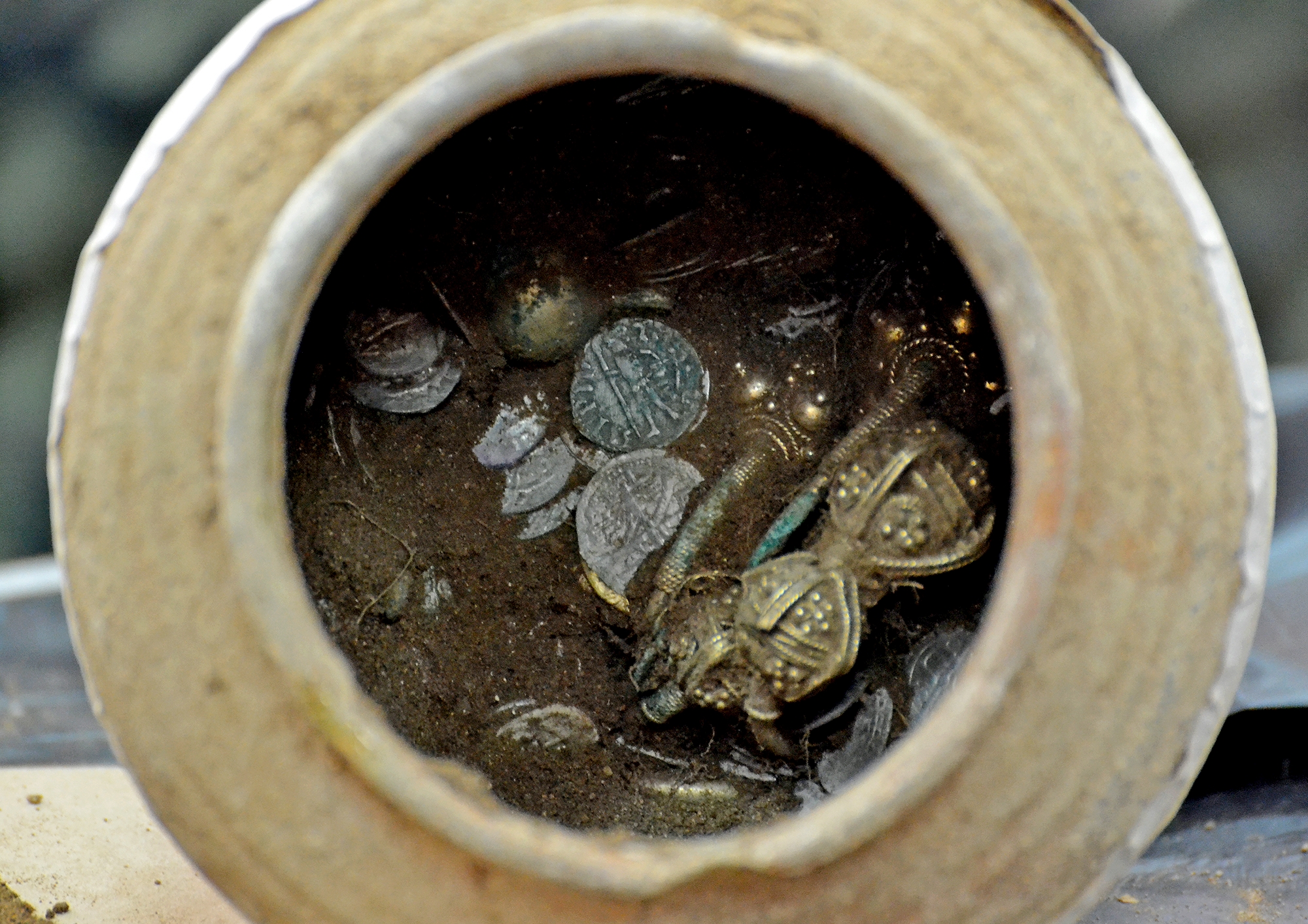 В каком году нашли первое золото. Клады в глиняных горшках. Находки золотых монет. Клад в горшке. Находки кладоискателей.